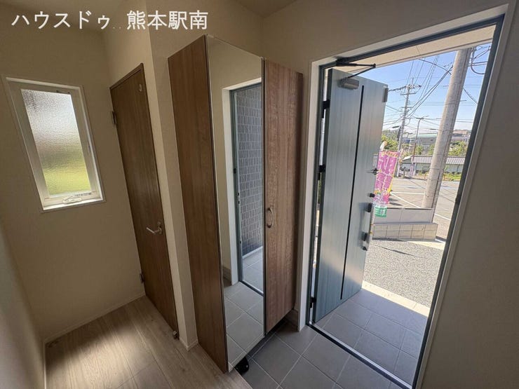 ■玄関■
明るく開放感のある玄関がご家族やお客様を気持ちよくお迎えします
毎日の「ただいま」が心地よく感じられる空間です