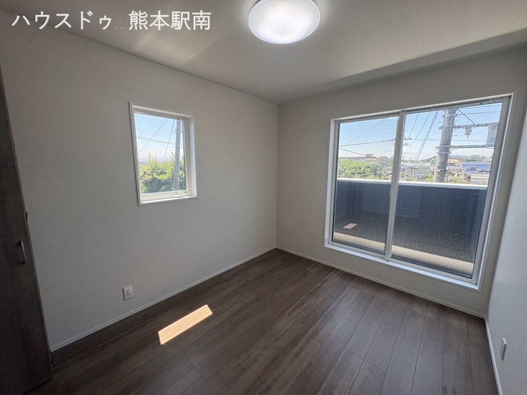 ■洋室■
明るい陽光が差し込む心地よい洋室です
寝室や子ども部屋など幅広い用途でお使いいただけます