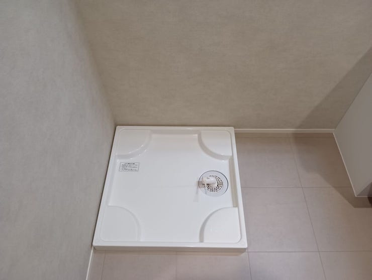 室内設備として防水パンを標準装備した洗濯機置場。万が一の水漏れリスクを軽減し、毎日のランドリーワークを安全かつスムーズに行えます。