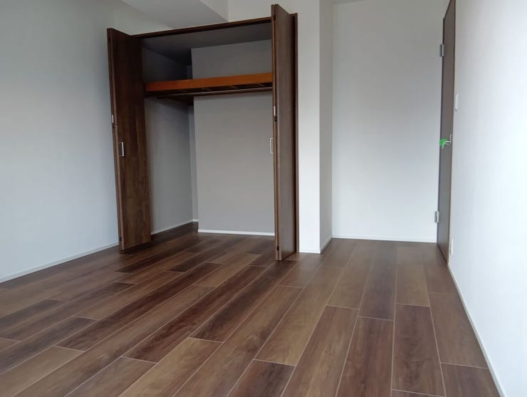 衣類をシワなく保管できるハンガーパイプと枕棚を備えたクローゼット。居住空間に物が溢れるのを防ぎ、すっきりとした美しい住まいを維持します。