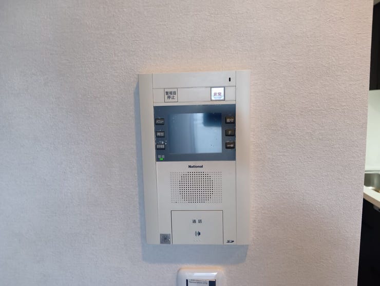 室内から来訪者の顔と声を確認できるモニター付きインターホン。不要な訪問者への対応を抑え、毎日の暮らしに確かな安心感をもたらします。