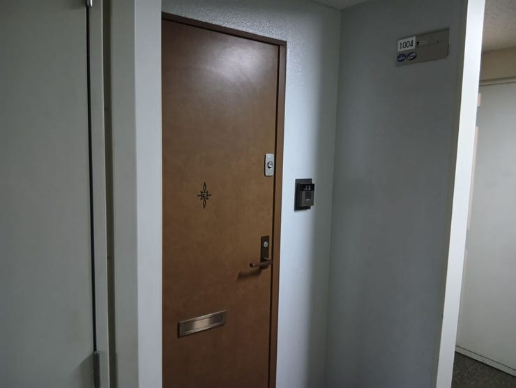 落ち着いた色合いの玄関ドア。防犯性に配慮された堅牢な造りで、住まうご家族の安全で快適な暮らしをしっかりと守るエントランスです。