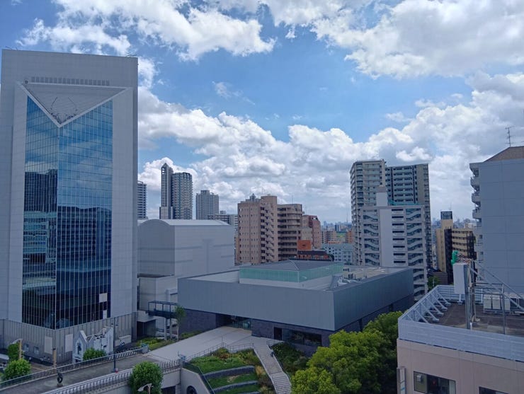 バルコニーからの眺望。周囲の建物との適度な距離感が保たれており、日々のちょっとした気分転換やリラックスタイムに寄り添う景色です。