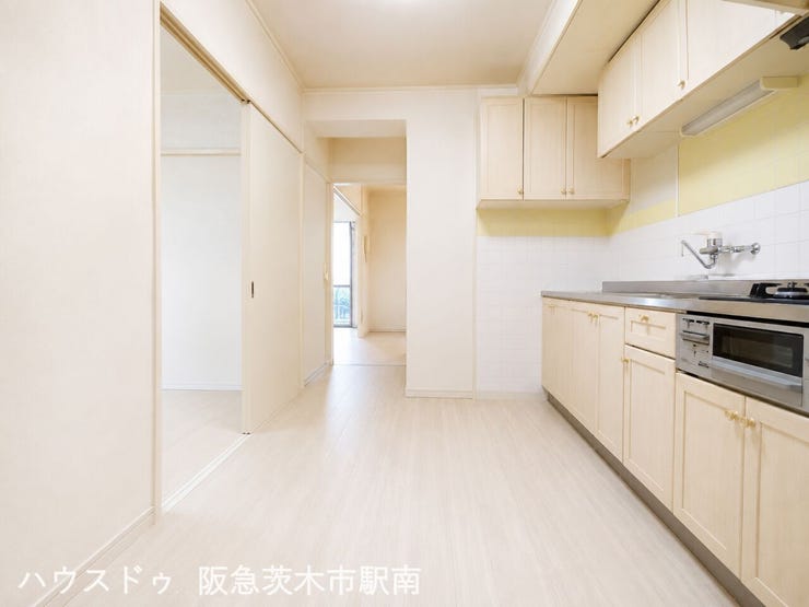 【ダイニング】
収納豊富で使い勝手の良いキッチン(※イメージ画像処理)