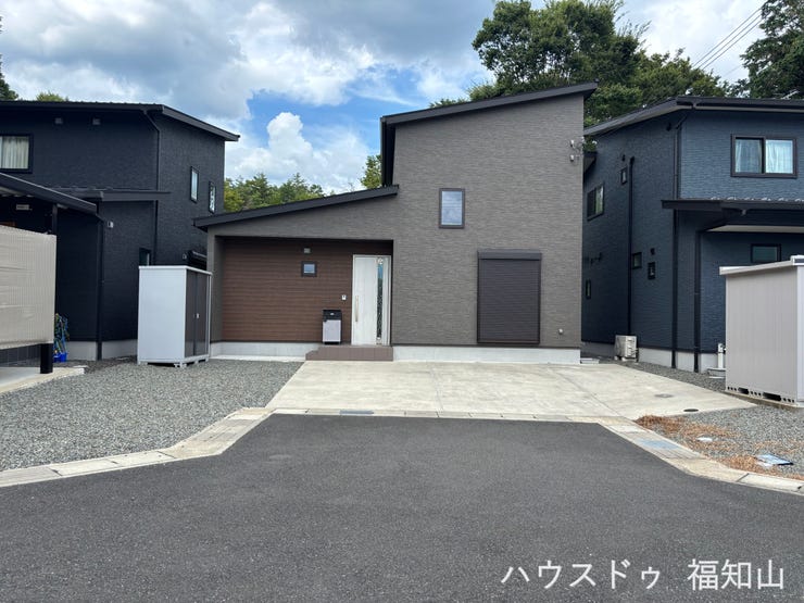 【外観】
丁寧に住まわれた美宅!
落ち着いた住環境で、ゆったりとした暮らしをお考えの方におすすめの一邸です。