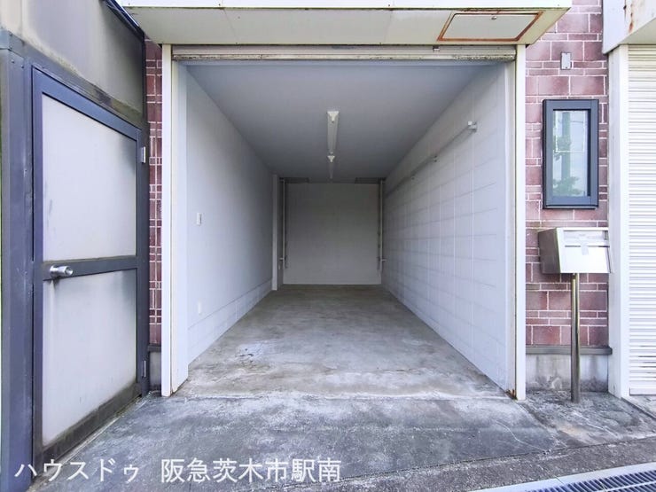 1階 倉庫
電動シャッター付