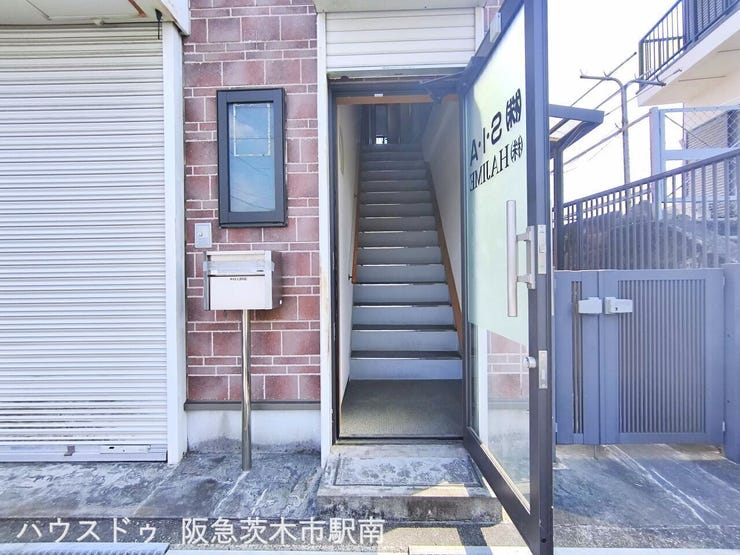 2階 事務所への入口。
シャッター付。