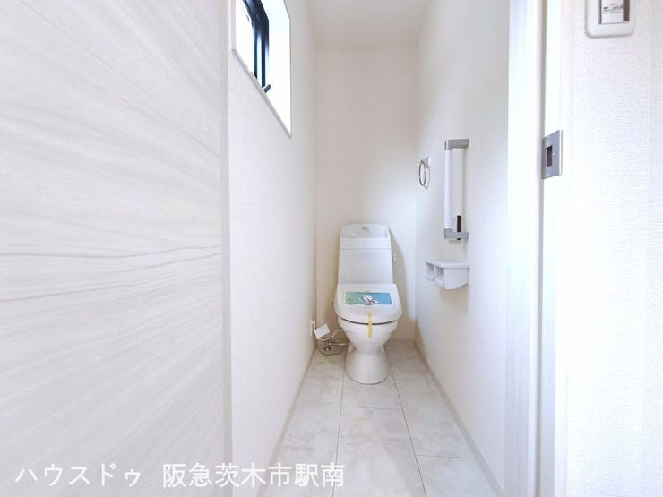 1階 トイレ 小窓ついてます