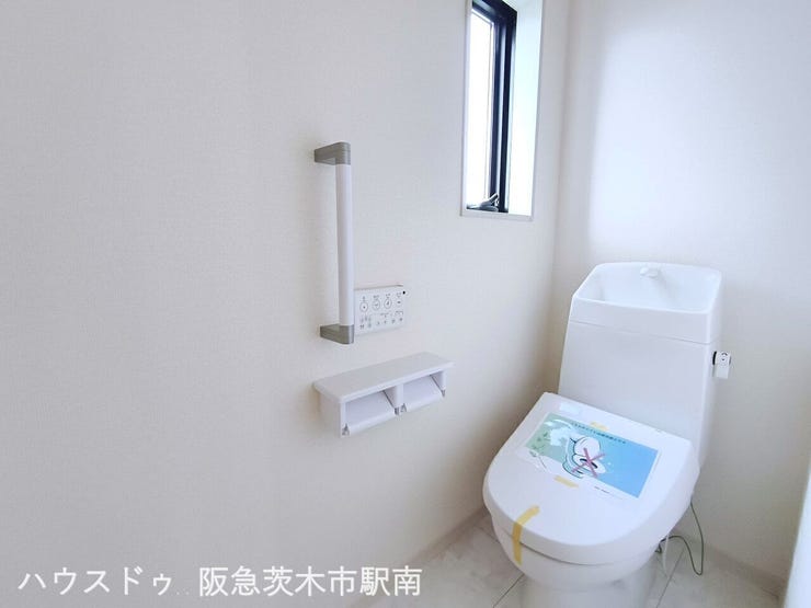 2階 トイレ 小窓ついてます