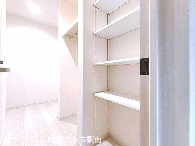 2階 廊下収納(洗面所とトイレの間)