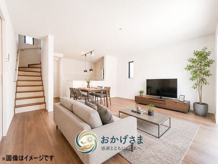 【リビング】
【リビング】
白を基調とした明るくシンプルなリビング。家具の配置もしやすいゆとりある空間です。