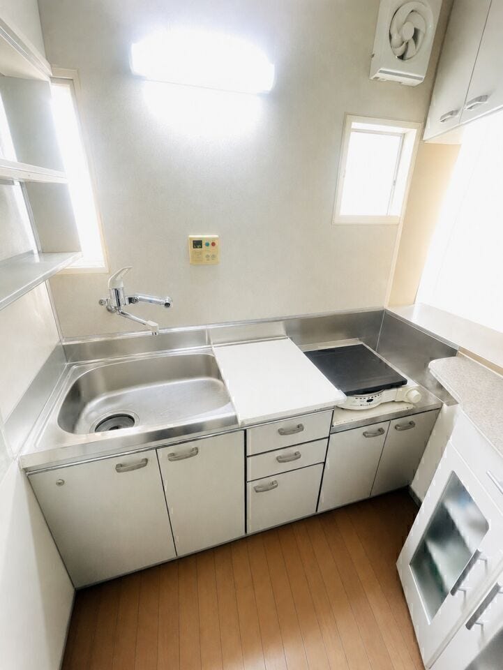 コンパクトながらも作業のしやすいキッチン。
※AIによる家具消しの修正を行っております。