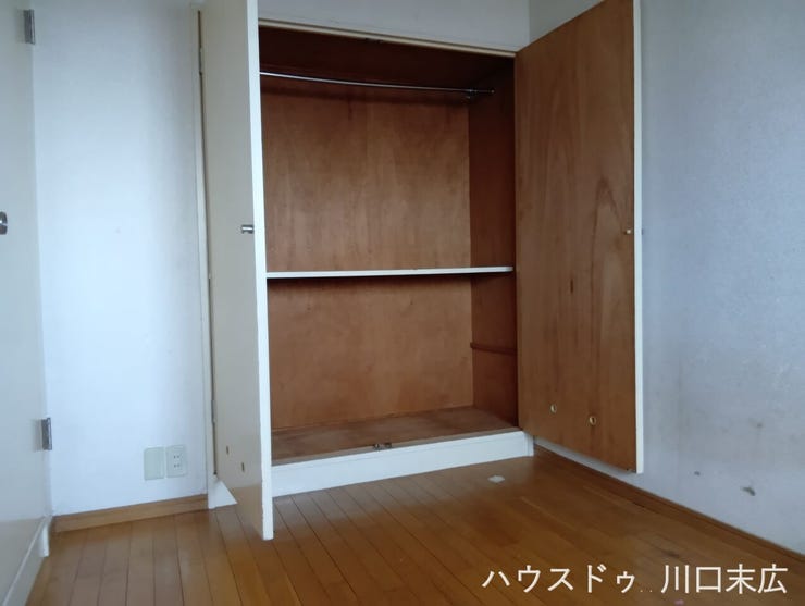 ハンガーパイプと棚板を備えたクローゼットを設けた居室。衣類や小物を効率よく整理でき、プライベートな空間をすっきりと保つスマートな収納設計です。