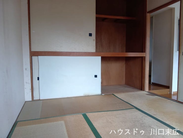 布団や季節の品目をたっぷりと収納できる大容量の押入れを備えています。和室の利便性を高め、すっきりとした居住空間の維持に貢献します。