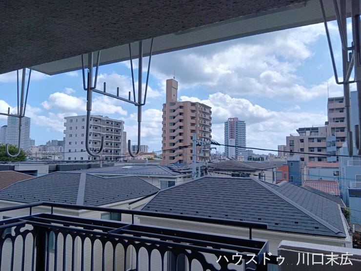 バルコニーからの景色。周辺の街並みを見渡すことができ、都市生活ならではの開放感と静かな時間を日常の中で感じられるロケーションです。