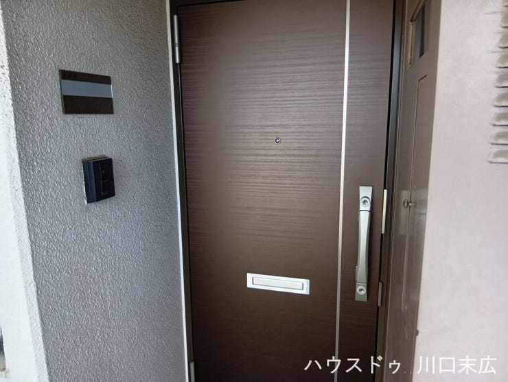 重厚感のある玄関ドアには、来訪者を確認できる設備を備えています。日々の暮らしに安心感をもたらす、しっかりとした造りが特徴です。