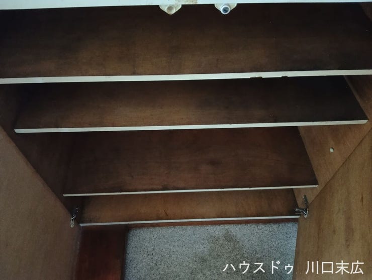 玄関周りの靴や小物をすっきりと片付けられる棚板仕様の収納スペース。高さのあるアイテムの整理にも役立ち、エントランスを美しく保つ実用的な造りです。