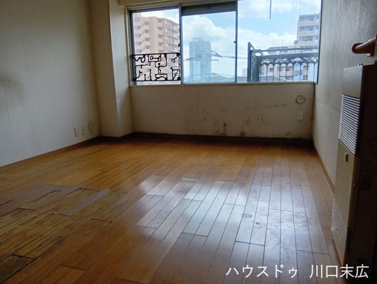 フローリング仕上げの空間は、家族が集まるくつろぎの場として機能します。お好みの家具を配置して、思い思いのライフスタイルを描けるプレーンな設えです。