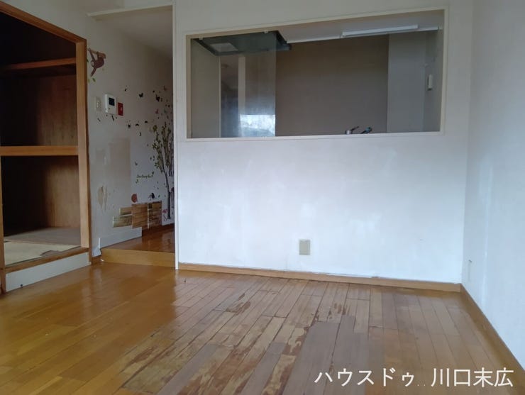 対面式のカウンターを備えた設計で、家族のコミュニケーションを育む空間です。料理をしながらでもリビングの様子が伺え、一体感のある生活を楽しめます。