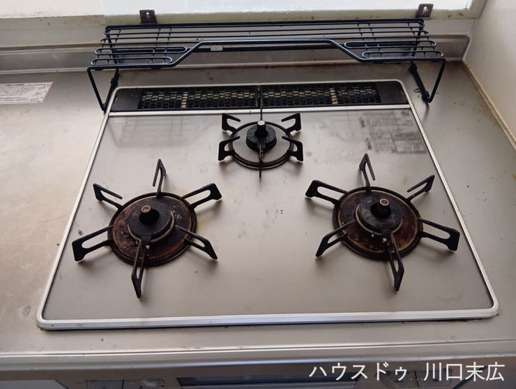 複数のお料理を同時に進行できる3口ガスコンロを備えています。効率的な調理作業を助け、毎日の食卓をより豊かに彩る頼もしい設備です。