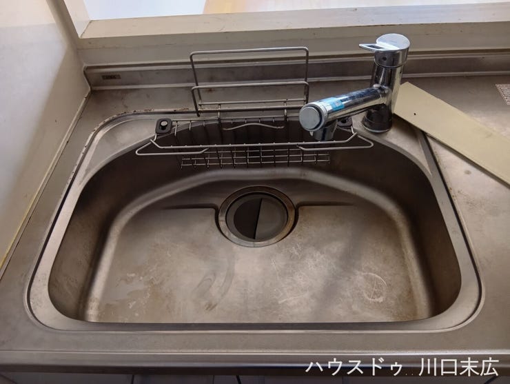 大きなお鍋やフライパンも洗いやすい、ゆとりあるサイズのシンクを採用。浄水器一体型の水栓を備え、機能性と使い勝手を両立しています。