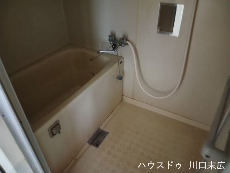 一日の疲れを癒やす、くつろぎのバスルーム。ゆったりと足を伸ばせるバスタブを備え、快適なバスタイムをサポートする機能的な空間です。