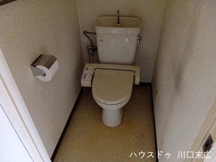 快適な日々をサポートする温水洗浄便座を備えたレストルーム。清潔感のある空間で、毎日の生活をより心地よく過ごせる設備が整っています。
