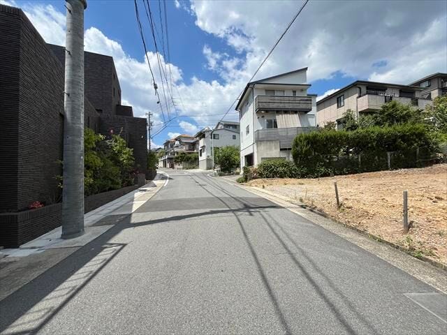 幅員約7.3mの西側前面道路です。普通車が余裕を持ってすれ違うことの出来る道幅です。もちろん、大型車も余裕を持って通行出来ます。