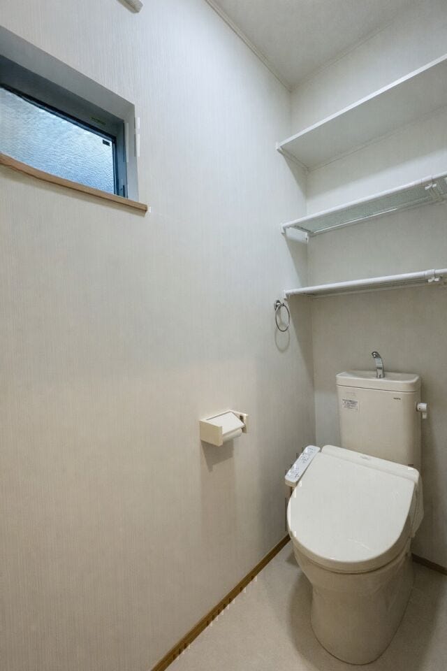 清潔感のある明るい空間で、収納設備がしっかり整った使いやすいお手洗い。換気しやすい窓もあり快適に保てます♪