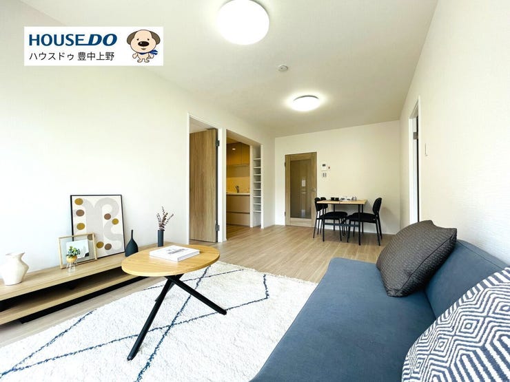 【リビング】
お住まいの中心にある陽当りが良く明るいLDK。キッチンが半独立タイプでお部屋の中がスッキリ◎