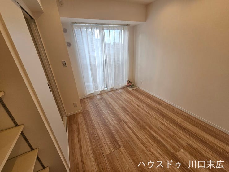 フローリング仕上げにより、日々のお掃除がスムーズに行える洋室。プライベートな時間を穏やかに過ごせる、独立性を高めた空間です。