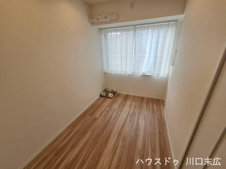 換気用の小窓を備え、空気の入れ替えが容易な洋室。書斎や趣味の部屋、またはゲストルームなど、多様なライフスタイルに対応します。