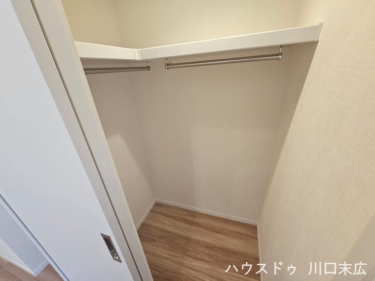 衣類をハンガーに掛けたまま保管できるハンガーパイプを備えたクローゼット。上部の棚板を利用してバッグや小物類も整理可能です。