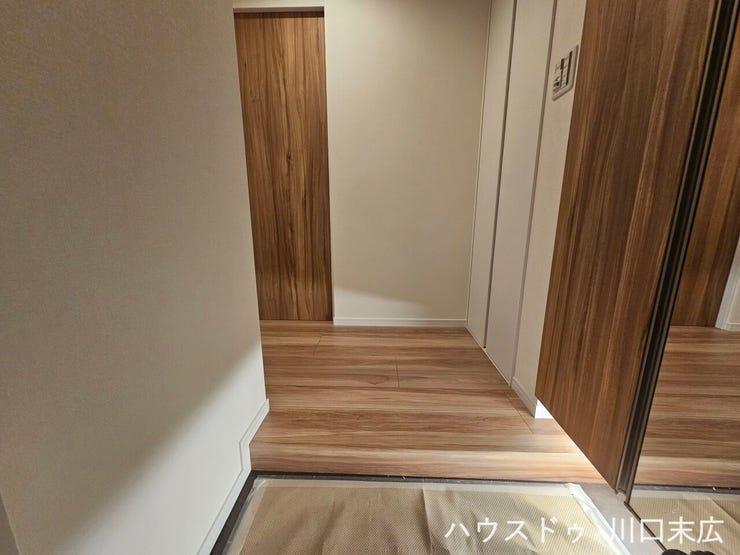 フローリングと地続きのような統一感のある玄関スペース。段差を抑えた設計で、住まいへの出入りをスムーズかつ安全にサポートします。