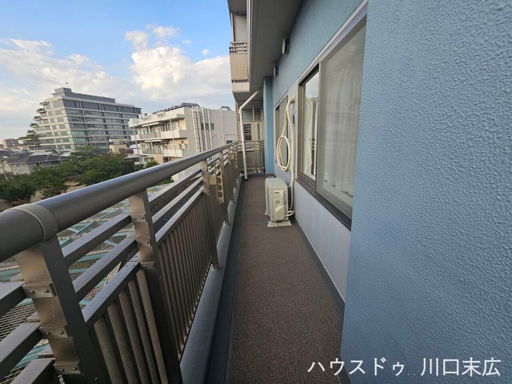 屋外の風を感じながらリフレッシュできるバルコニー。室外機を設置してもゆとりを確保し、洗濯物を干す際にも快適な動線を保てます。