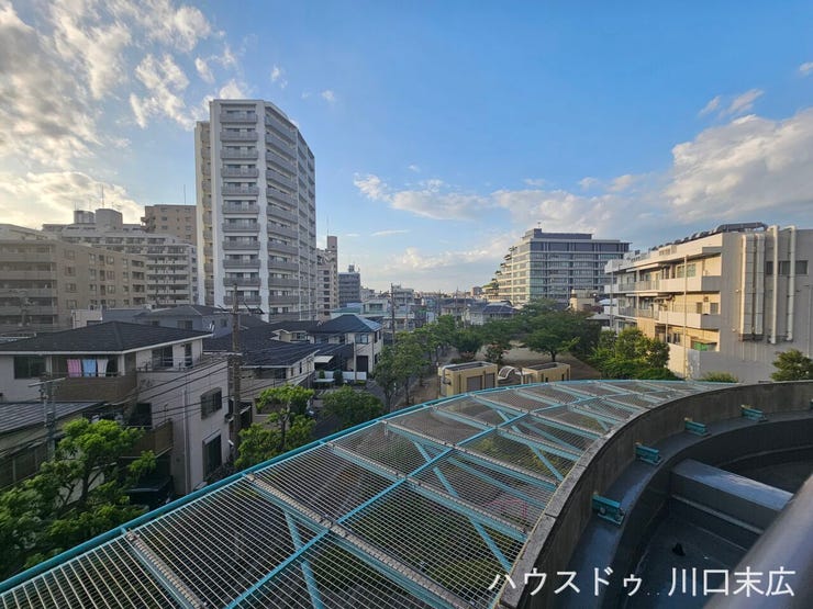 視界を遮る高い建物が少なく、都市の風景と空の広がりを見渡せるロケーション。日常の中で開放的な景色を楽しむことができます。