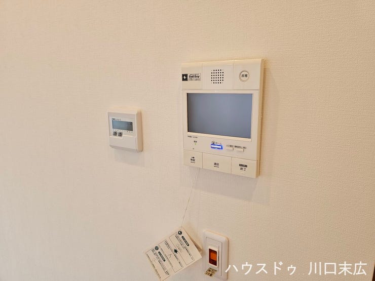 訪問者の顔と音声を室内から確認できる、モニター付きインターホンを設置。毎日の暮らしの安全をサポートするセキュリティ設備です。