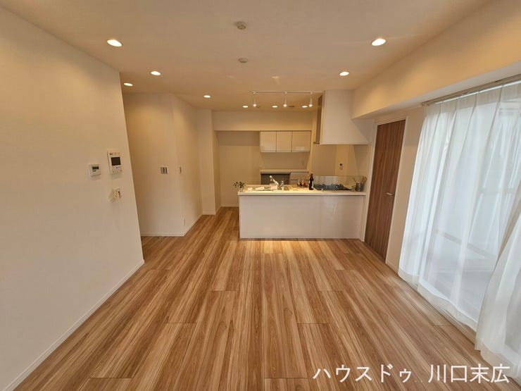 木目調のフローリングが空間全体に温かみをもたらすリビング。家族の団らんを包み込む、落ち着きのある居住空間です。