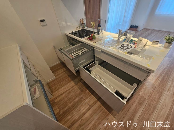 家事の負担を軽減するビルトイン食器洗い乾燥機を搭載。奥の物まで取り出しやすいスライド式収納を採用し、機能性に優れた環境です。
