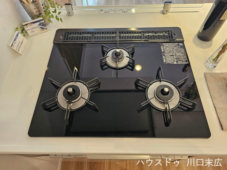 複数のお料理を同時に進行できる3口ガスコンロ。焦げ付きなどをサッと拭き取れるトッププレートで、日常のお手入れもスムーズです。