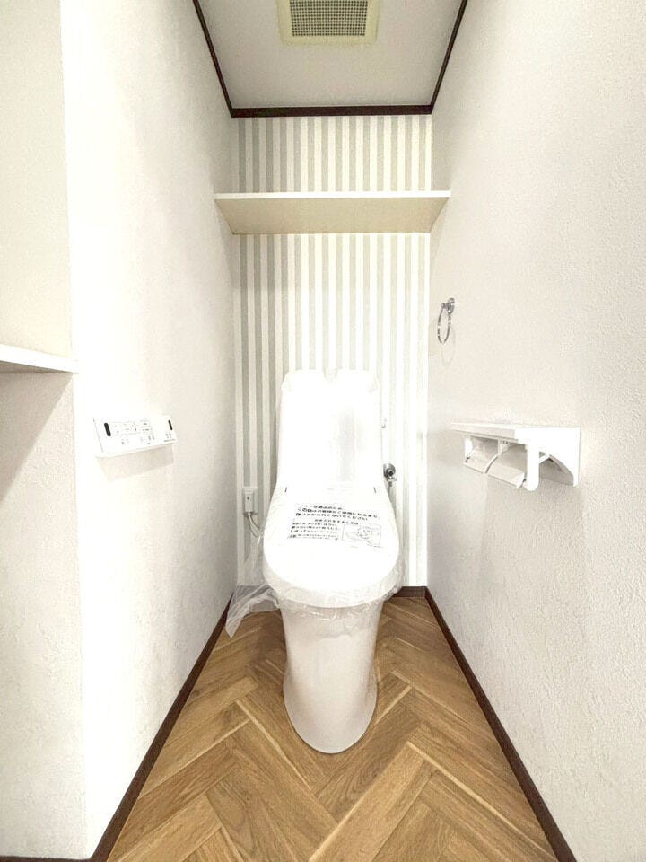 ウォシュレット付きのトイレに2連のペーパーホルダーとタオルリング付。フルリフォームされてるから気持ちよく住めますね♪