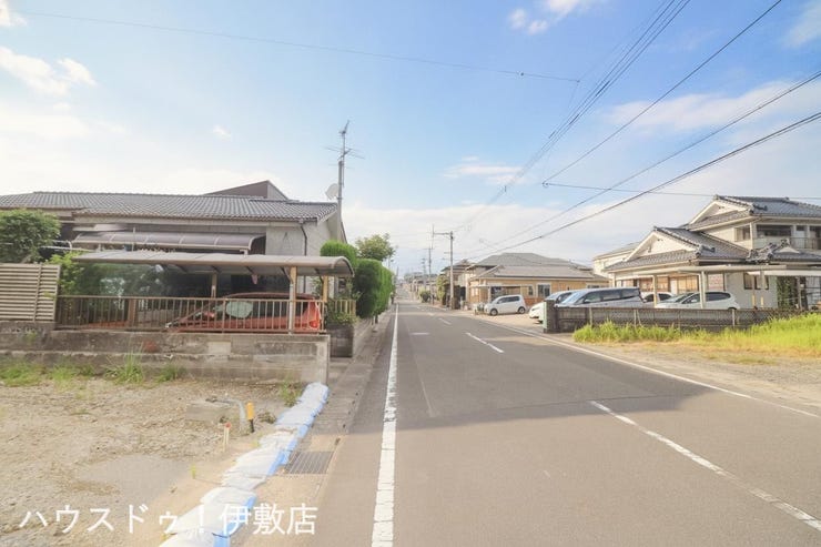 【前面道路】
東側前面道路、南方面
道路幅員約8.0mと離合も楽々