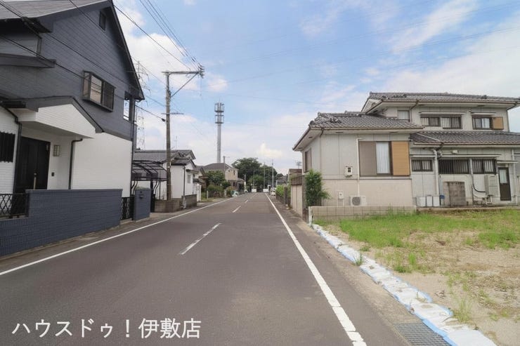 【前面道路】
東側前面道路、南方面
道路幅員約8.0mと離合も楽々