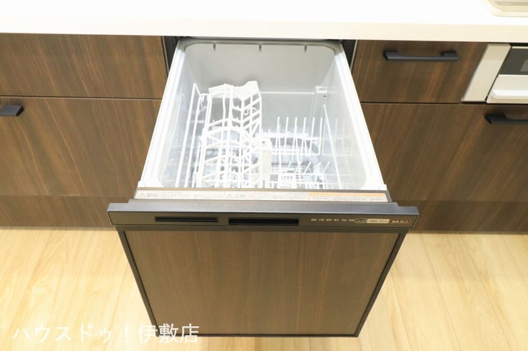 【食器洗浄乾燥機(同仕様写真)】
キッチンには人気の食洗機を搭載!
日々の家事の手間を低減してくれます。