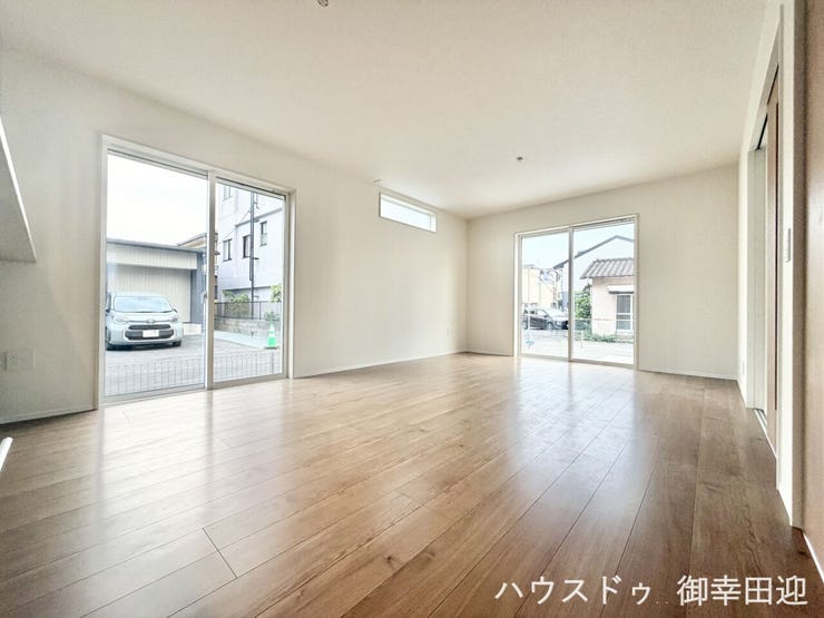 ■安らぎと笑顔の中心地■陽光が優しく降り注ぎ、会話が自然と弾む。ここでは、毎日が特別な時間へと変わります。
