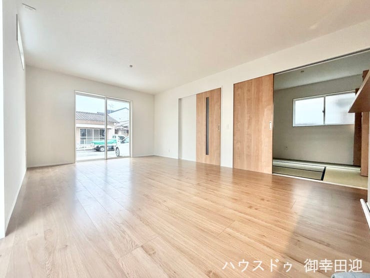 ■安らぎと笑顔の中心地■陽光が優しく降り注ぎ、会話が自然と弾む。ここでは、毎日が特別な時間へと変わります。