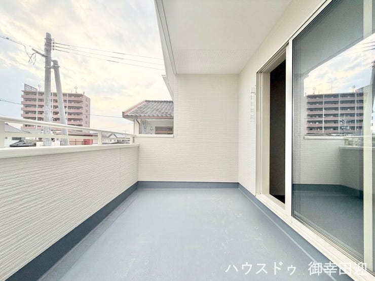 ■空の下の開放的な特等席■日光浴や読書、外の空気を感じながらリフレッシュ。暮らしを豊かにする、もう一つの心地よい空間です。