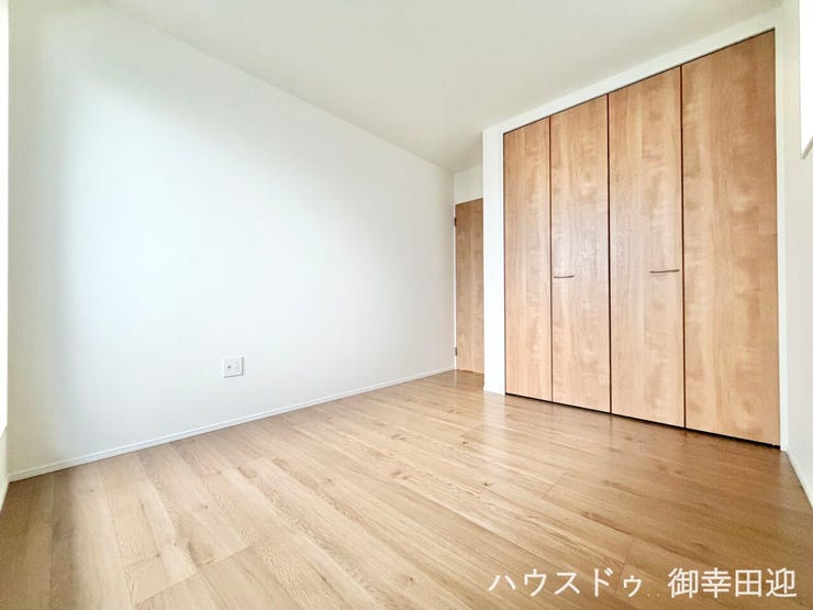 ■2階5.2帖洋室■寝室、書斎、趣味の部屋。家族の成長やライフスタイルに合わせ、様々な使い方ができる快適な空間です。