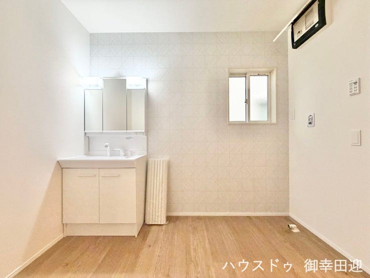 ■清々しいリフレッシュ空間■自分を磨き、気持ちを切り替える。心地よい光が差し込むプライベートスペース。