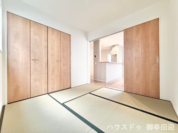 ■1階4.5帖和室■ゲストをもてなし、昼寝や家事にも使える、畳のぬくもりが心地よい多目的万能スペース。